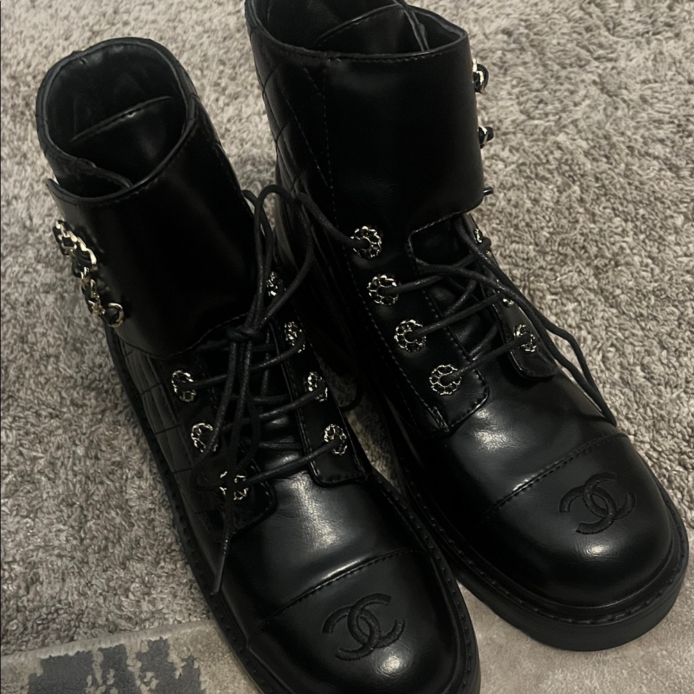 Chic Black Women's Boots - Picture 6 of 6